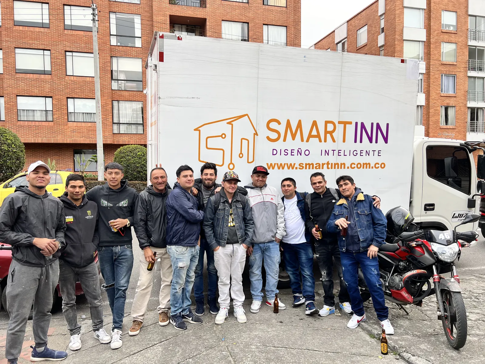 El equipo de Smartinn en sus inicios, junto al camión con el logo anterior