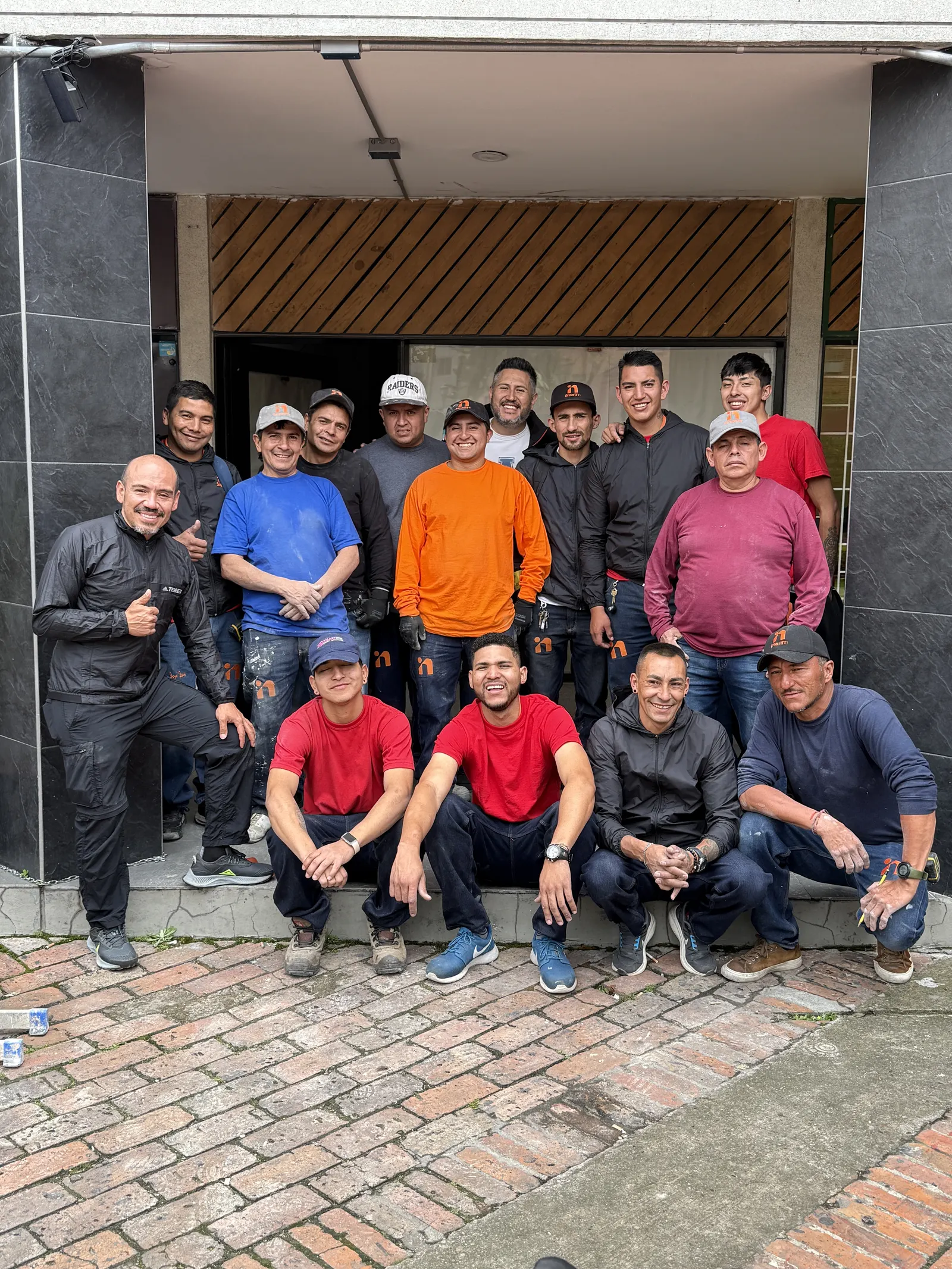 El equipo de Smartinn hoy, reunido en la entrada de su sede en Bogotá