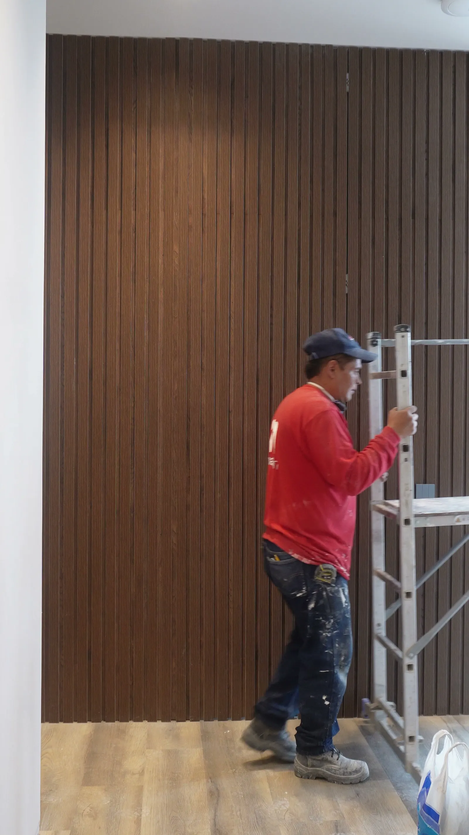 Instalación de un muro de listones de madera fabricado a medida