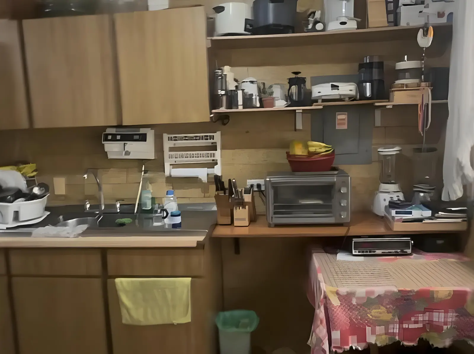 Cocina antes de la remodelación, con muebles de madera antiguos y repisas abiertas