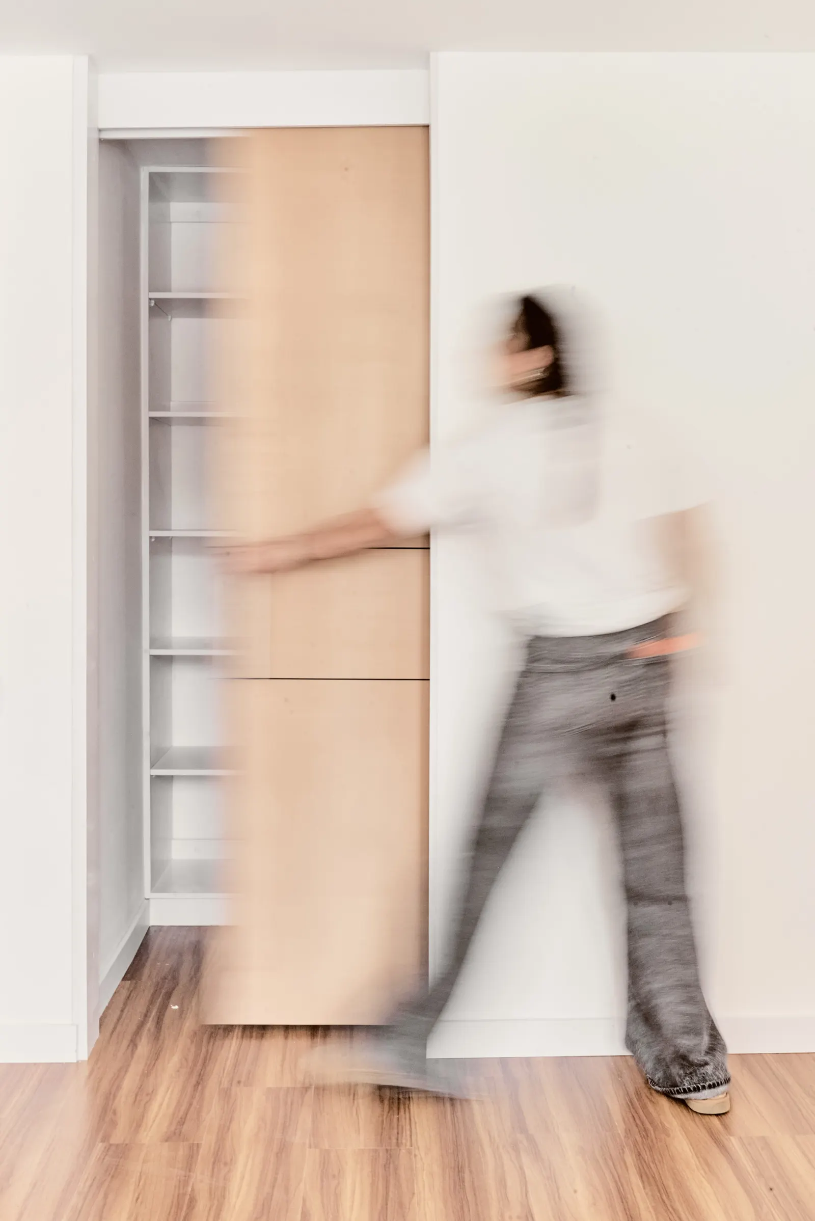 Puerta corrediza de madera de piso a techo que da paso al vestier