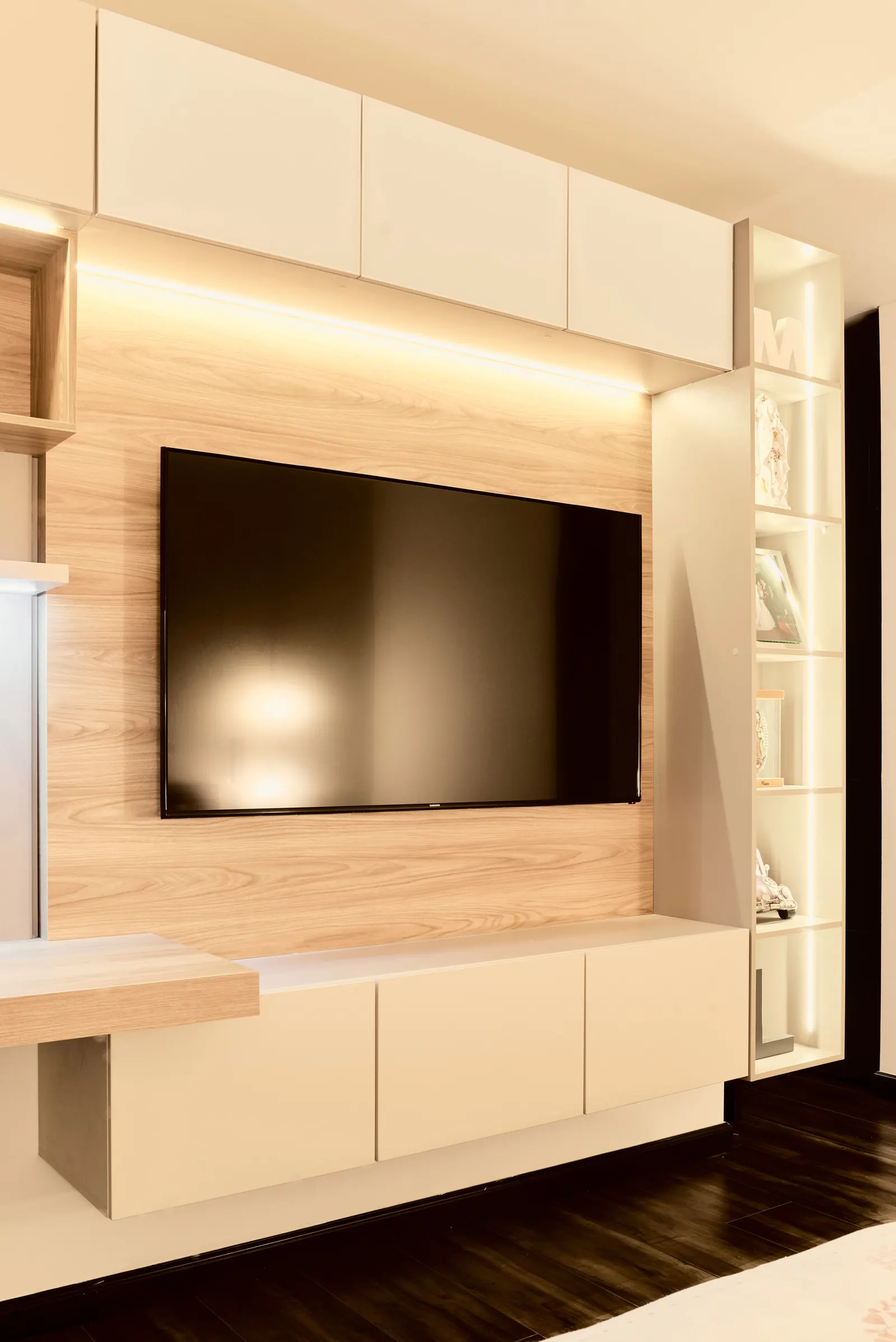 Centro de entretenimiento de madera clara con iluminación integrada, fabricado a medida