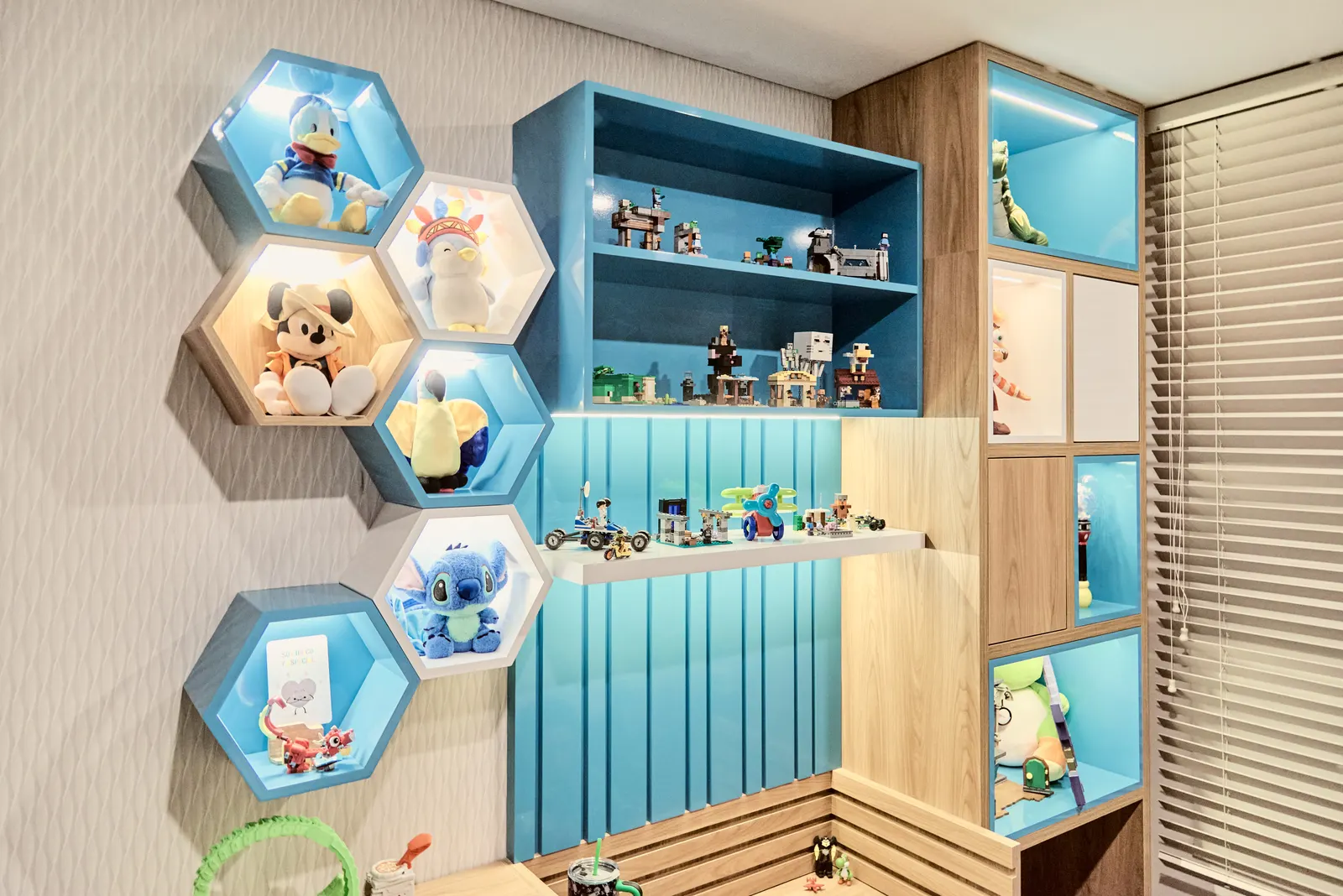 Habitación con escritorio esquinero, cajones azules y repisas hexagonales con luz, mobiliario personalizado