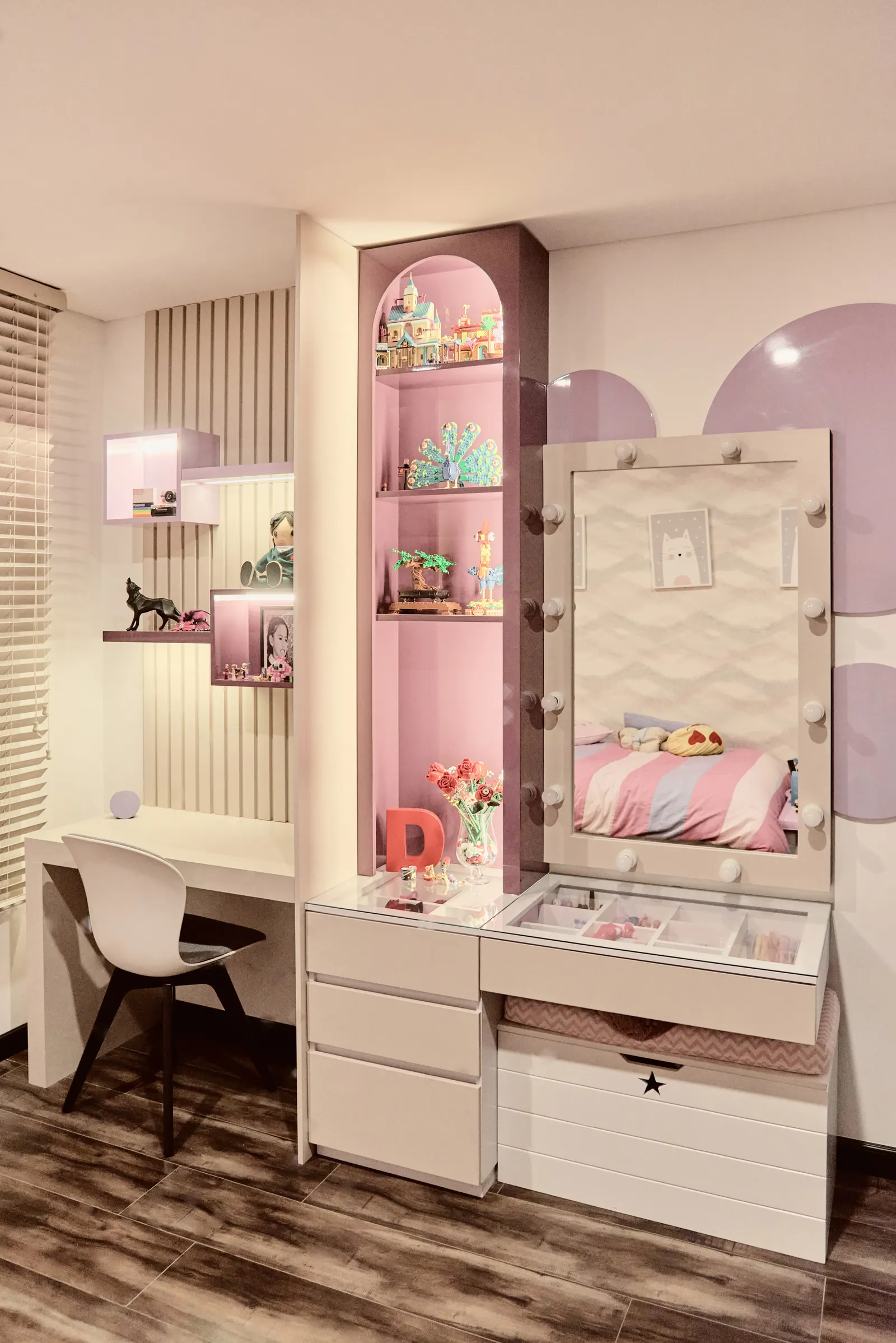 Habitación con escritorio, repisas rosadas con luz, tocador con espejo e iluminación en un muro de listones