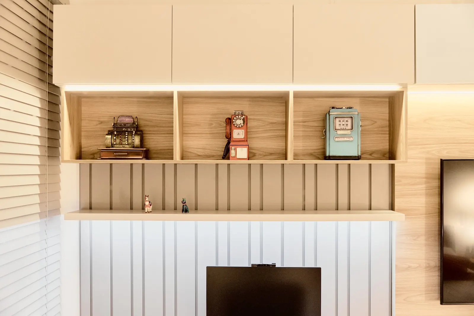 Repisas y nichos de madera con luz lineal sobre un escritorio, mobiliario personalizado para una oficina en casa